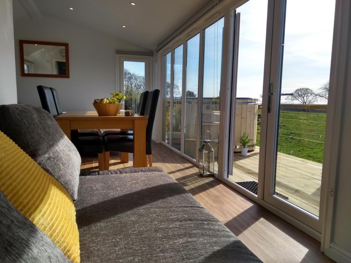 Cleeves Cabins Arran Luxury Lodge With Hot Tub Dalry  Bagian luar foto