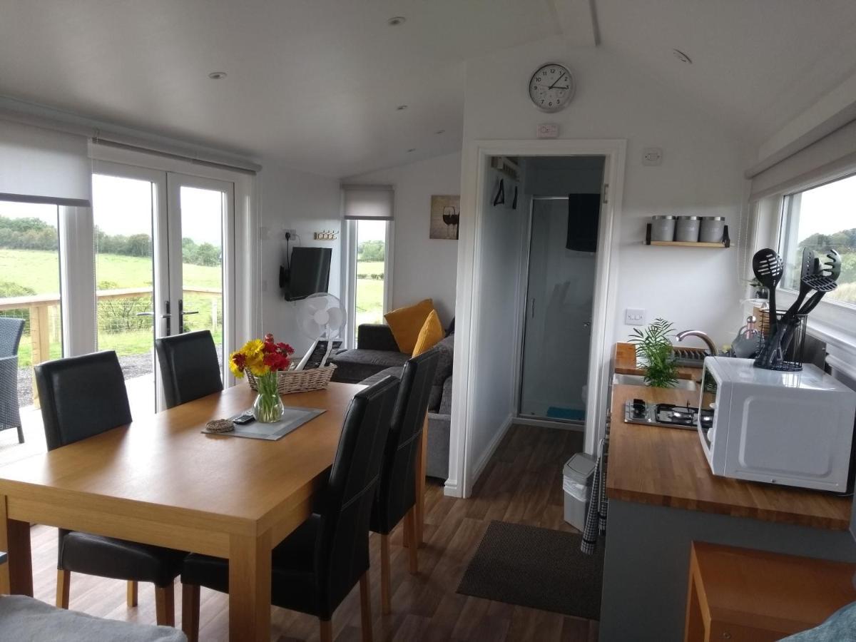 Cleeves Cabins Arran Luxury Lodge With Hot Tub Dalry  Bagian luar foto