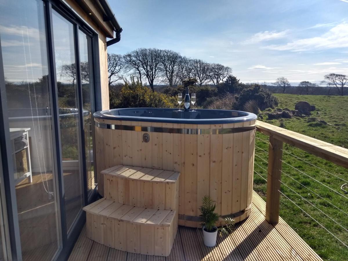 Cleeves Cabins Arran Luxury Lodge With Hot Tub Dalry  Bagian luar foto