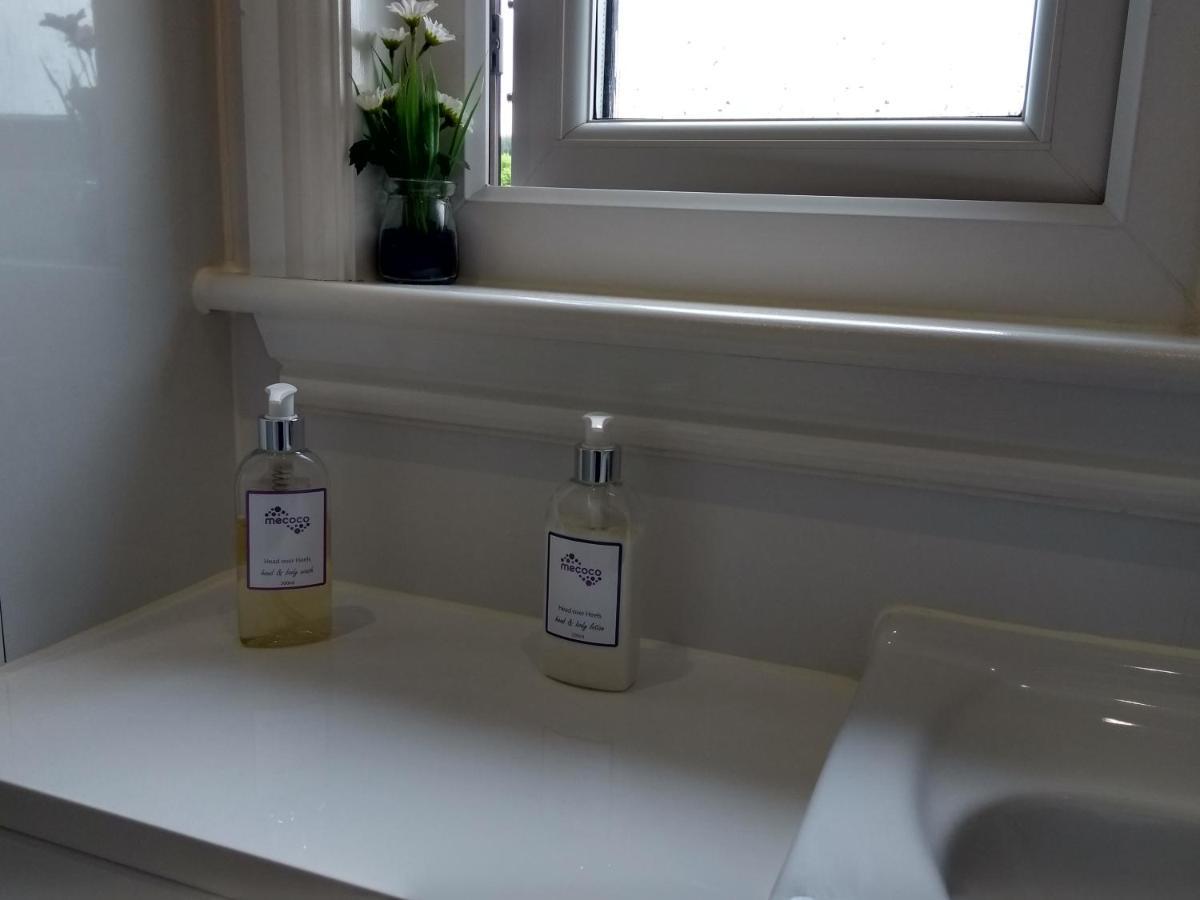 Cleeves Cabins Arran Luxury Lodge With Hot Tub Dalry  Bagian luar foto